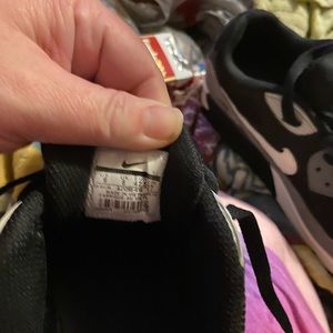 Size 9 very nice shoe . But does have a imperfection on right shoe